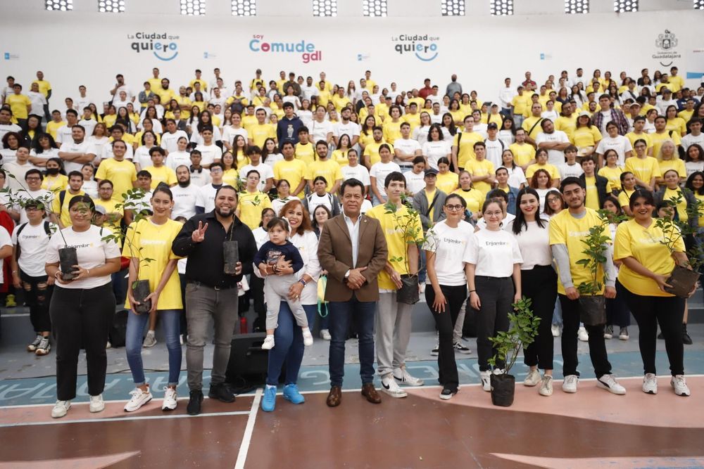 Entregan Becas Enjambre para estudiantes de nivel superior