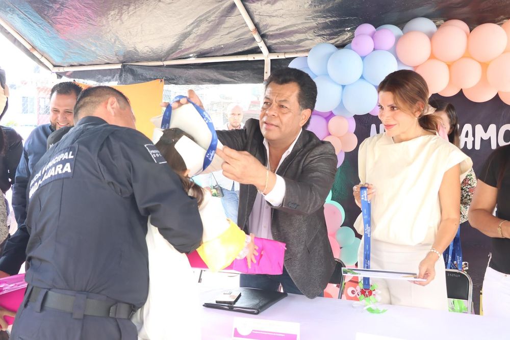 Celebran graduación de la primera generación de la Guardería 24/7