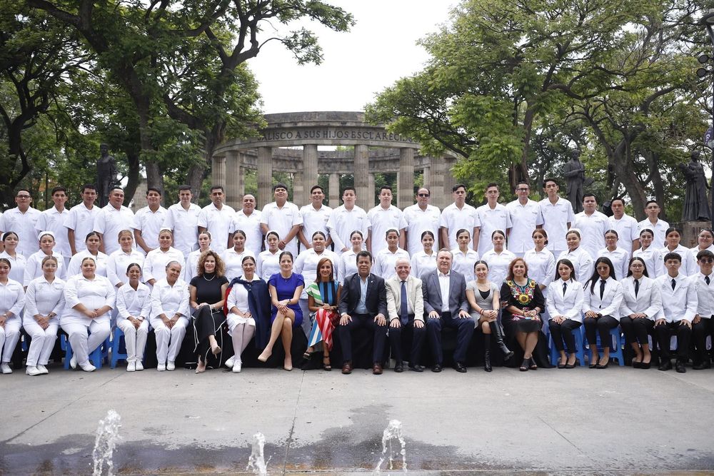 Celebra Guadalajara graduación de la generación 2021-2024 de la Academia Municipal de Enfermería y Optometría