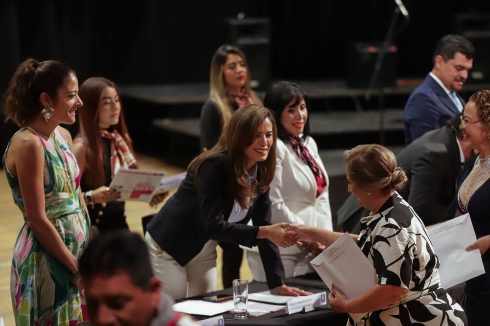 Participa Verónica Delgadillo en la entrega del Mérito Docente  