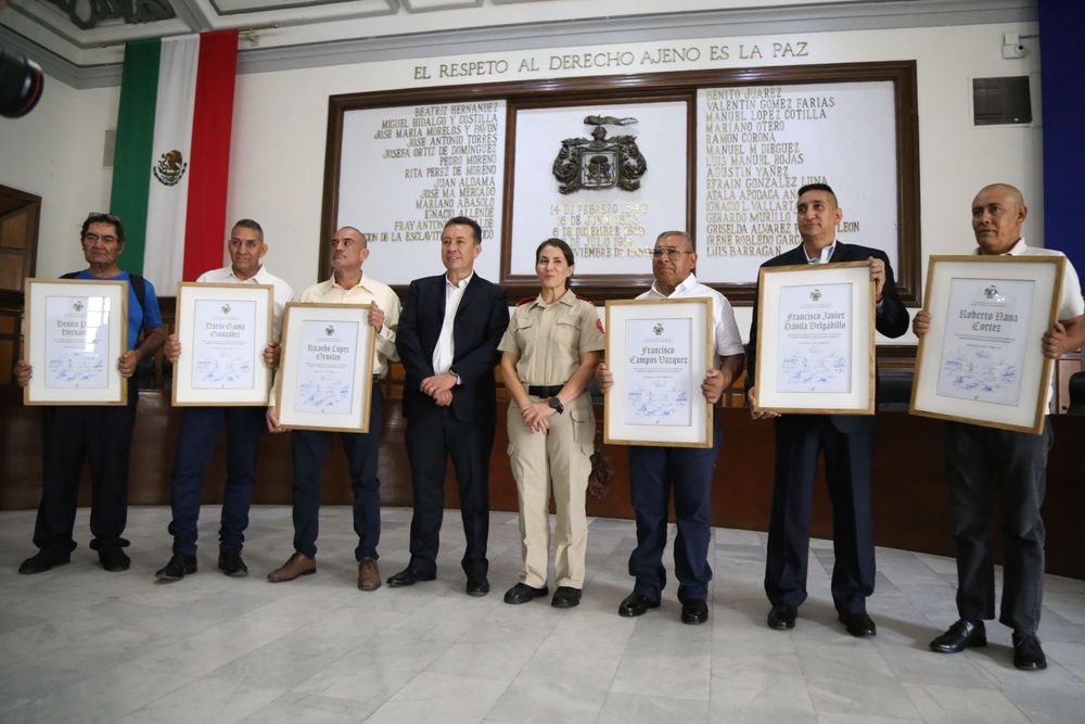 Reconocen heroísmo y entrega de bomberos que atendieron explosiones del 22 de abril