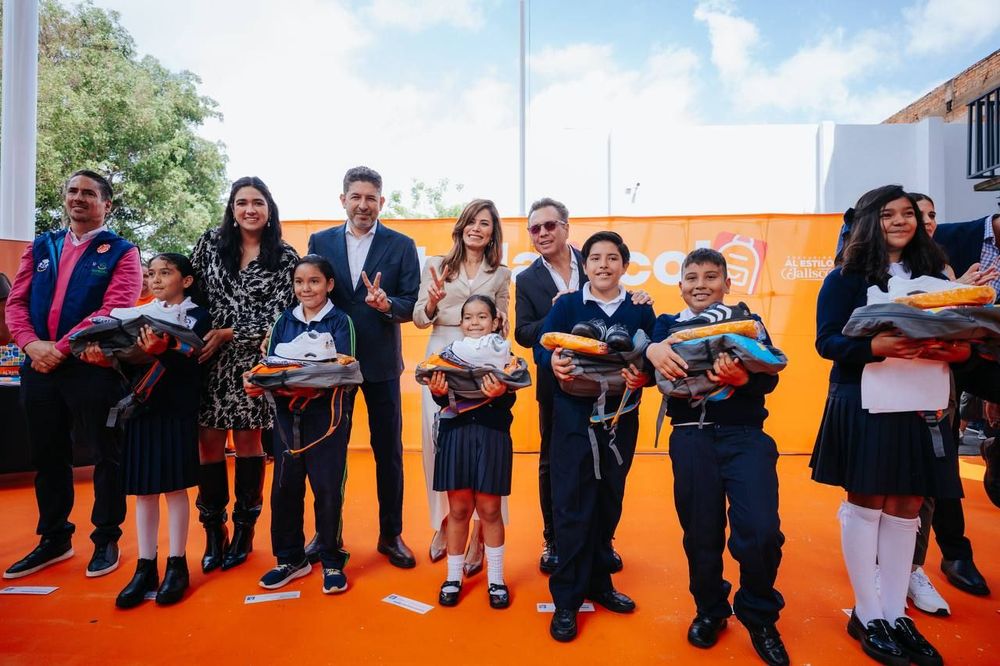   Entrega Verónica Delgadillo, con el gobernador Pablo Lemus,  paquetes escolares del programa “Listo Jalisco”
