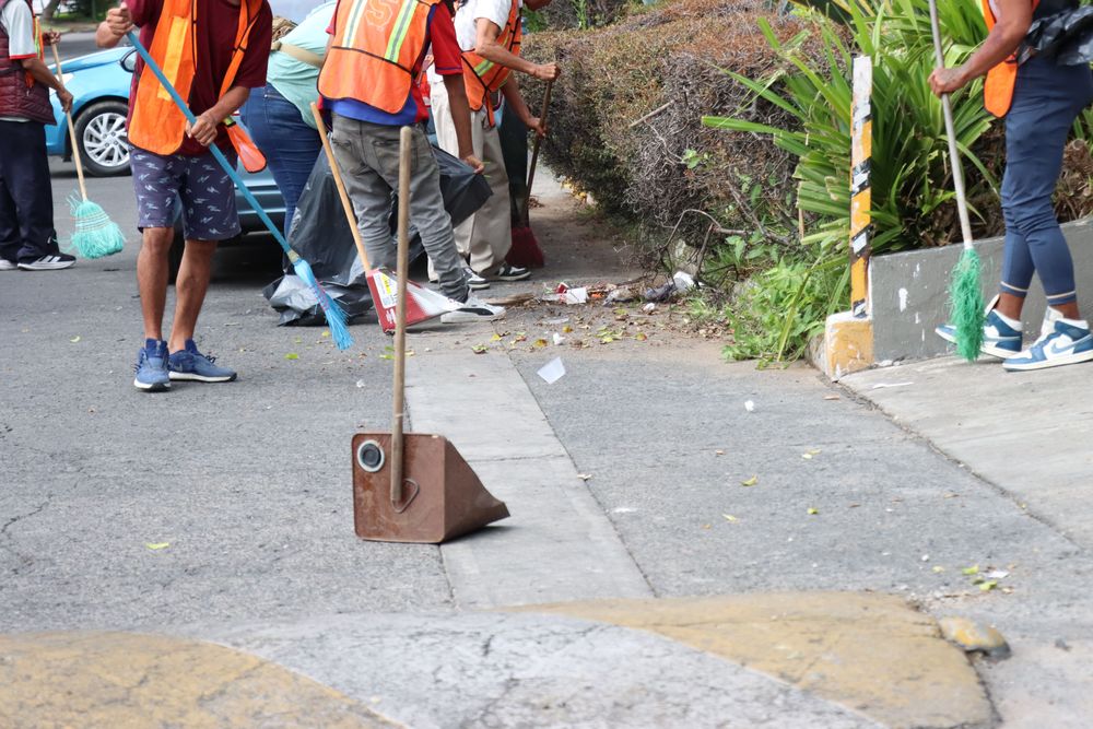 Infractores por tirar basura realizan servicio comunitario en Colinas de La Normal