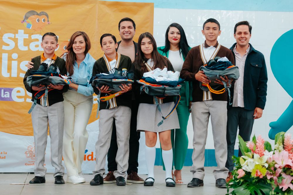  Llegan paquetes escolares a primaria 757 y a secundaria 14; Vero Delgadillo llama a estudiantes a ser guardianes de Guadalajara