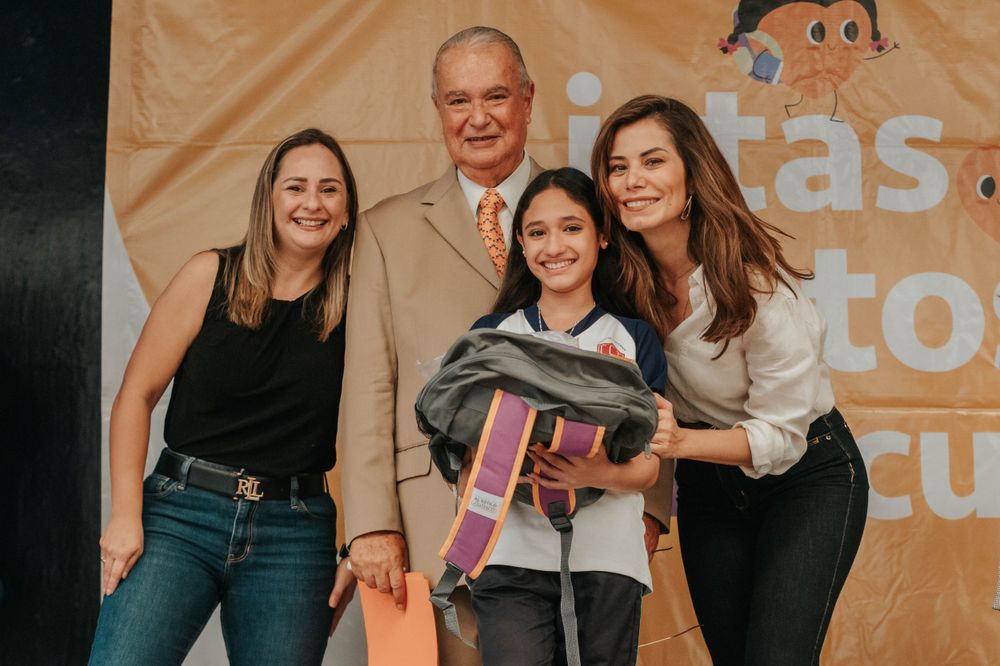 Entrega Vero Delgadillo 788 paquetes de útiles a estudiantes de la Secundaria Técnica 1