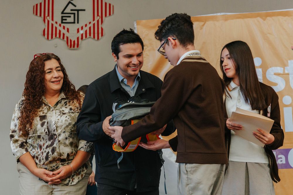 Llegan paquetes de útiles a la Primaria Urbana 174 y a la Secundaria Técnica 4