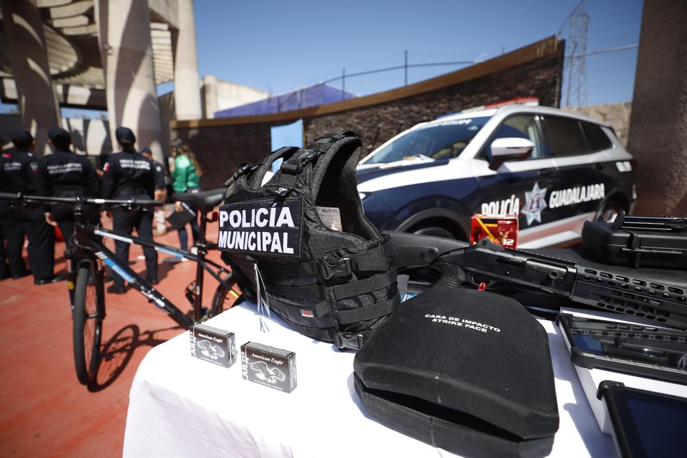 Reciben agrupamientos de la Comisaría de Seguridad Ciudadana de Guadalajara uniformes y equipamiento