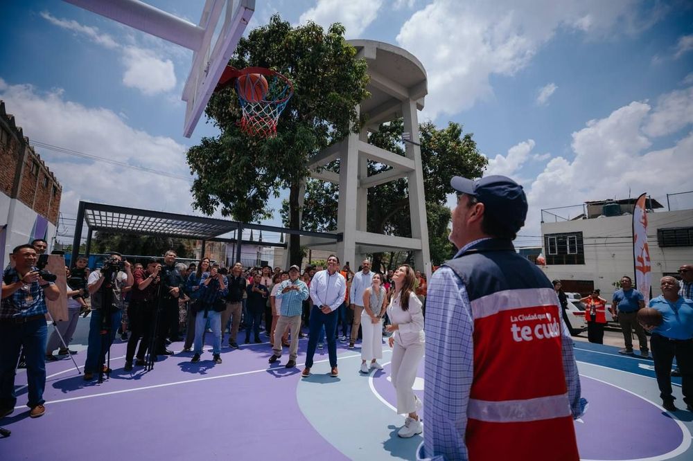 Entrega Verónica Delgadillo Parque Cuba a vecinos Del Sur