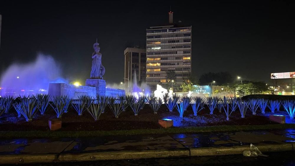 Guadalajara ilumina edificios y espacios públicos en conmemoración del Día Mundial del Refugiado