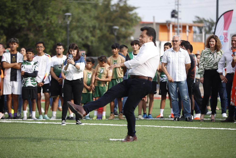 Inaugura Guadalajara cancha de fútbol en la colonia La Penal