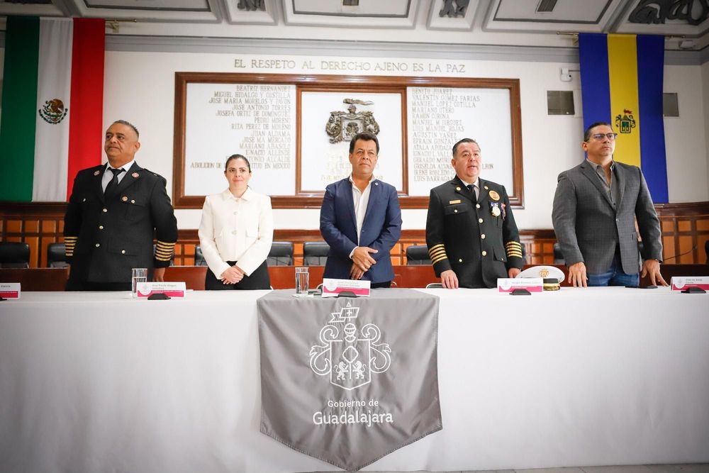 Reconocen a elementos de la Coordinación Municipal de Protección Civil y Bomberos por más de 30 años de servicio