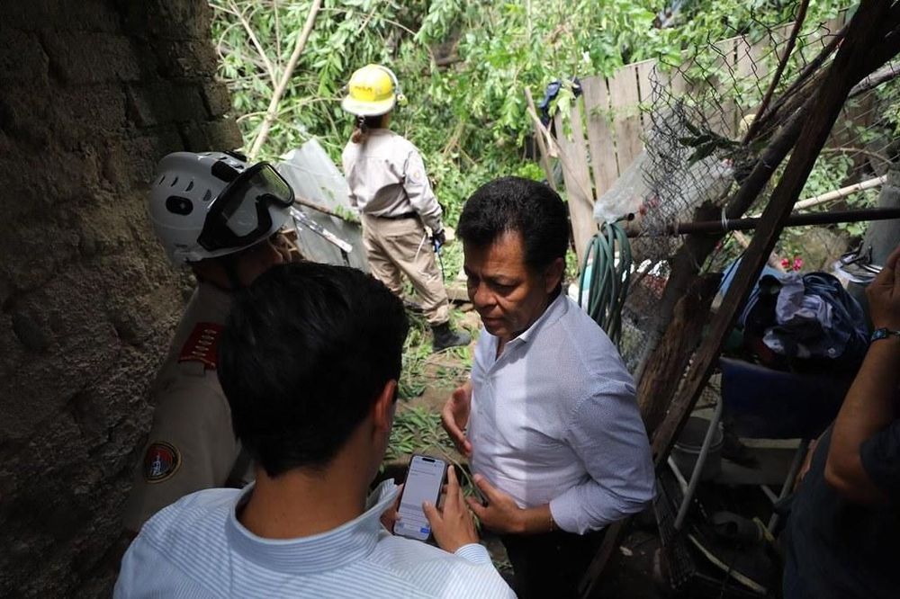 Acude Francisco Ramírez, Alcalde Interino de Guadalajara, a Lomas del Paraíso III tras derrumbe