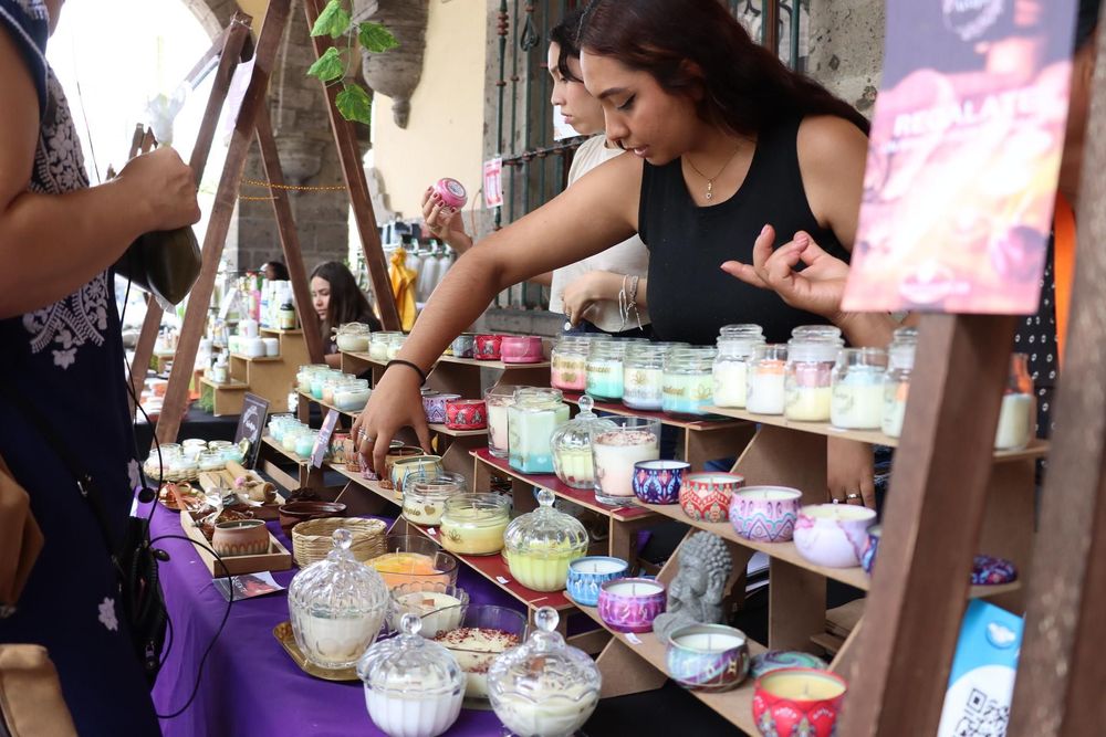 Ofrecen mujeres emprendedoras muestra de productos en el Centro Histórico de Guadalajara  