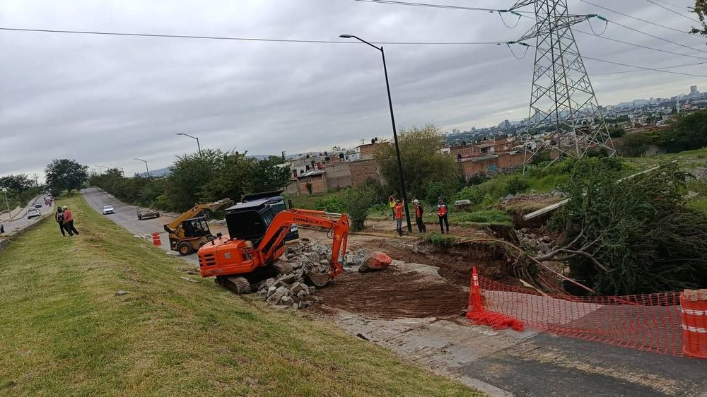 Obras Públicas trabaja para reparar socavón en Reyes Heroles