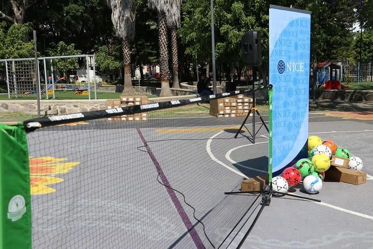 Dona Fundación NICE canchas de fútbol-tenis a la ciudad