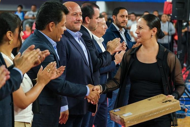 Impulsan educación digital con entrega de computadoras a docentes de Guadalajara