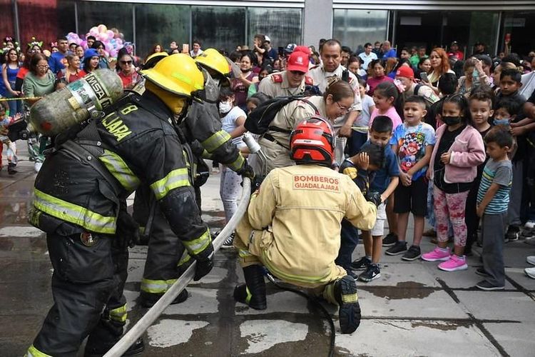 Bomberos de Guadalajara visitan a niñas y niñaos del Hospital Civil Fray Antonio Alcalde como parte de las actividades por el Día del Niño