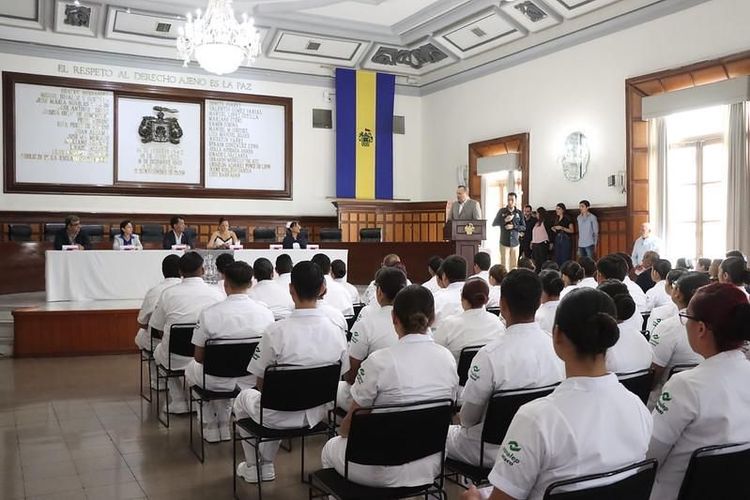 Realizan imposición de cofias a 112 estudiantes de la Escuela de Enfermería de Guadalajara 