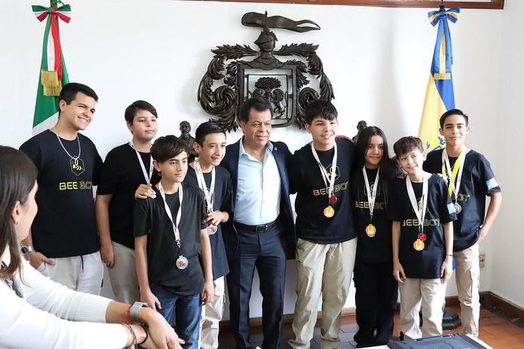 Recibe Francisco Ramírez a integrantes del equipo de robótica BEEBOT, de la Colmena Oblatos