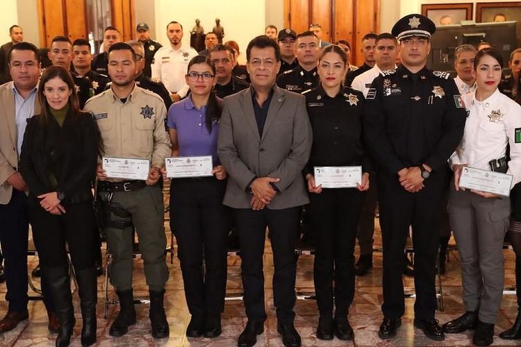 En reconocimiento a su labor, entregan estímulos económicos a policías de Guadalajara
