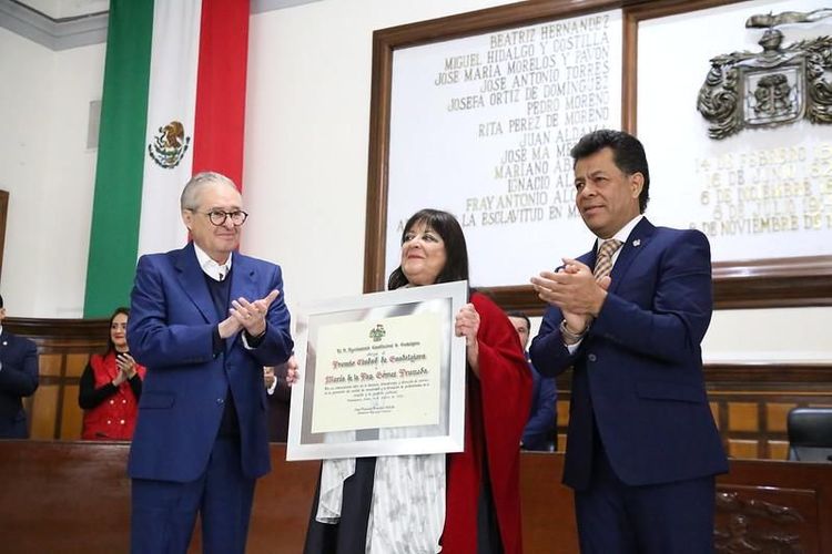 Entregan Premio Ciudad de Guadalajara a María de la Paz Gómez Pruneda